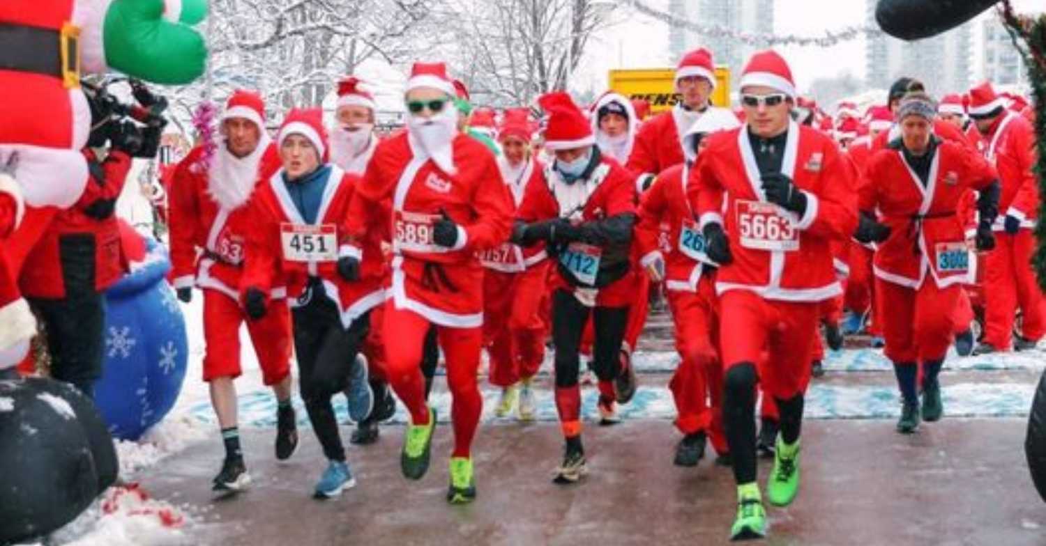 group of santa's running in niagara-on-the-lake